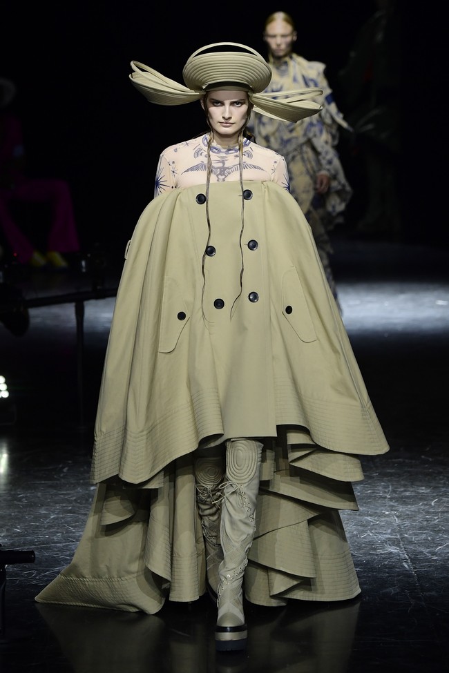 Busana Jean Paul Gaultier karya desainer Jepang Sacai Chitose Abe untuk koleksi Couture 2020/2021.  Foto: Getty Images/Kristy Sparow.