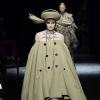 Busana Jean Paul Gaultier karya desainer Jepang Sacai Chitose Abe untuk koleksi Couture 2020/2021.  Foto: Getty Images/Kristy Sparow.