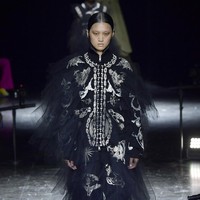 Busana Jean Paul Gaultier karya desainer Jepang Sacai Chitose Abe untuk koleksi Couture 2020/2021. Foto: Getty Images/Kristy Sparow.