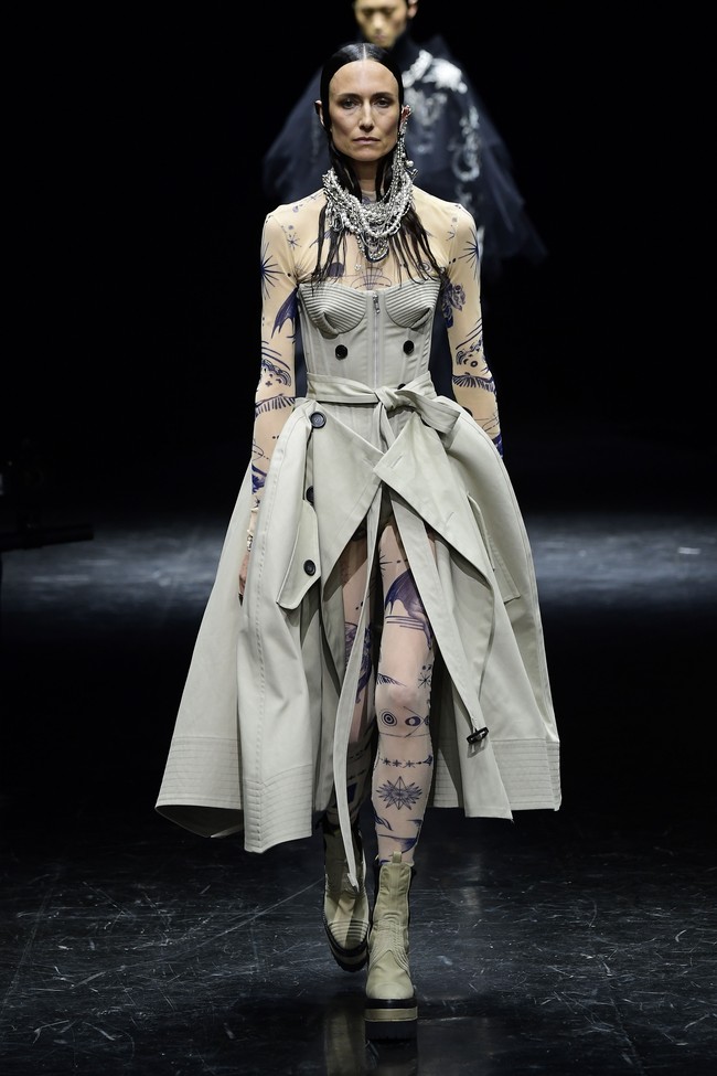 Busana Jean Paul Gaultier karya desainer Jepang Sacai Chitose Abe untuk koleksi Couture 2020/2021.  Foto: Getty Images/Kristy Sparow.