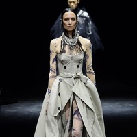 Busana Jean Paul Gaultier karya desainer Jepang Sacai Chitose Abe untuk koleksi Couture 2020/2021.  Foto: Getty Images/Kristy Sparow.