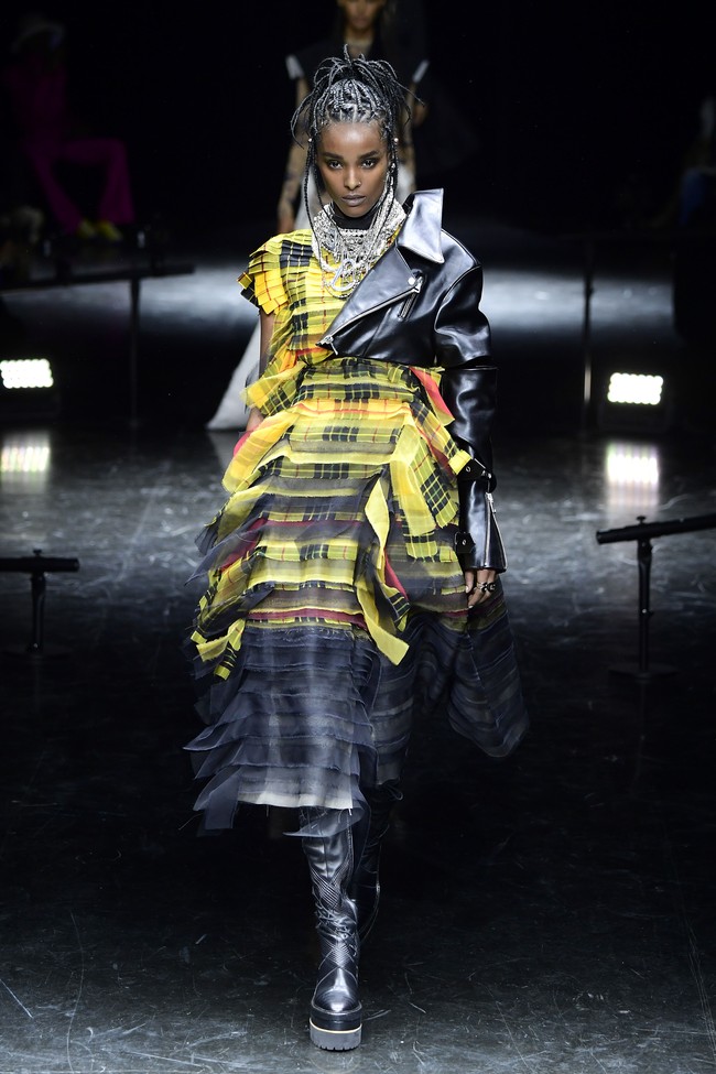 Busana Jean Paul Gaultier karya desainer Jepang Sacai Chitose Abe untuk koleksi Couture 2020/2021.  Foto: Getty Images/Kristy Sparow.