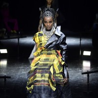 Busana Jean Paul Gaultier karya desainer Jepang Sacai Chitose Abe untuk koleksi Couture 2020/2021.  Foto: Getty Images/Kristy Sparow.