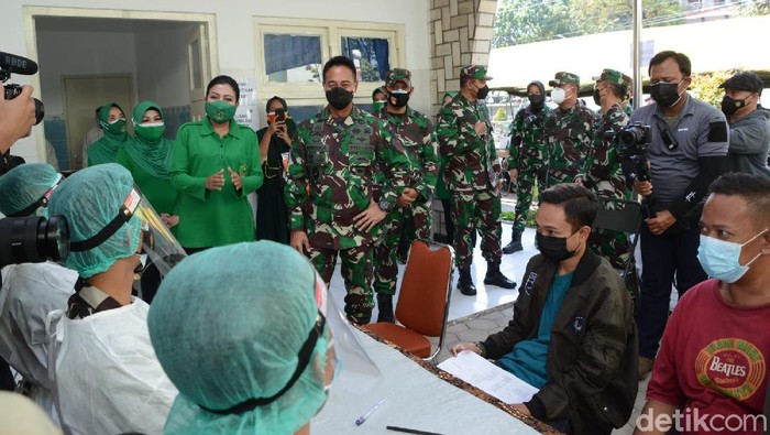 KSAD Jenderal TNI Andika Perkasa saat meninjau RST Wira Tamtama Semarang, Kamis (29/7/2021)