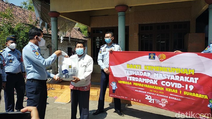 Lapas Klas 1 Surabaya di Porong, Sidoarjo menggelar bakti sosial. Ini sebagai wujud kepedulian sosial dari Kemenkumham kepada masyarakat yang terdampak pandemi COVID-19.