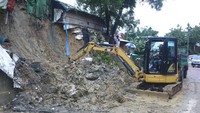 Hujan monsun memicu tanah longsor dan banjir bandang di lokasi pengungsian warga Rohingya di tenggara Bangladesh. Akibatnya, enam orang dilaporkan tewas dan ribuan orang telah dipindahkan ke kamp-kamp pengungsi Rohingya.  