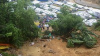 Dilansir dari AFP, Selasa (27/7/2021), komisaris pengungsi, Shah Rezwan Hayat, menyebut ada lima orang pengungsi Rohingya termasuk tiga anak terkubur dan tewas setelah bagian dari bukit menghancurkan gubuk bambu dan terpal mereka di kamp Balukhali.  