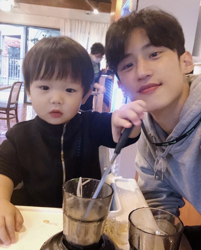 Pemilik akun Instagram lee.dae.hoon ini telah menikahi tambatan hatinya pada 2019. Ia kerap membagikan momen kebersamaan dengan putranya yang menggemaskan. Foto: dok Instagram lee.dae.hoon