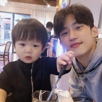 Pemilik akun Instagram lee.dae.hoon ini telah menikahi tambatan hatinya pada 2019. Ia kerap membagikan momen kebersamaan dengan putranya yang menggemaskan. Foto: dok Instagram lee.dae.hoon