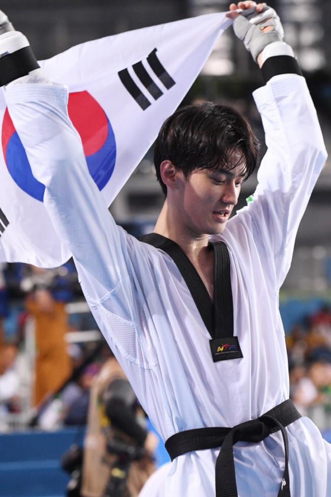 Lee Dae Hoon kembali menjadi perbincangan hangat di forum komunitas Korea. Ayah satu anak ini memikat hati para wanita dengan pesonanya di Olimpiade Tokyo 2020. Foto: dok the qoo