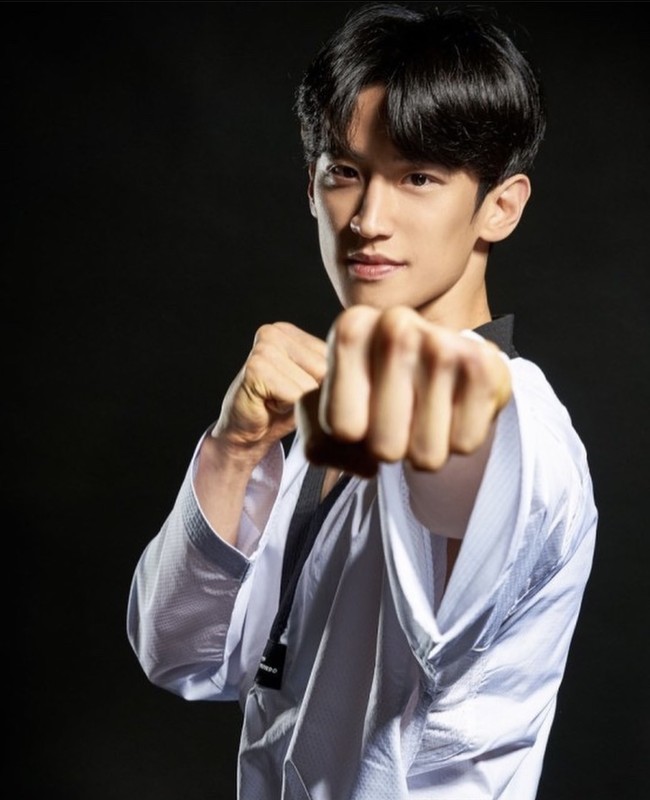 Bakat seni bela dirinya telah di asah sejak umur lima tahun. Lee Dae Hoon berlatih di akademi taekwondo yang dijalankan ayahnya, Lee Joo Yeol semasa kecil. Foto: dok Instagram _homesteal