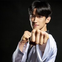 Bakat seni bela dirinya telah di asah sejak umur lima tahun. Lee Dae Hoon berlatih di akademi taekwondo yang dijalankan ayahnya, Lee Joo Yeol semasa kecil. Foto: dok Instagram _homesteal
