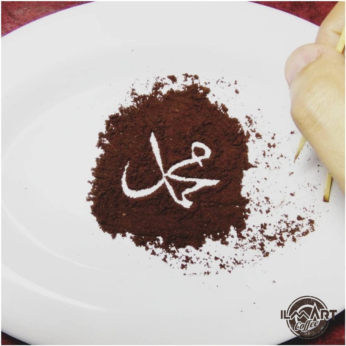 Keren! Seniman Ini Bikin Potret Wajah Jokowi dan Sandiaga Uno dari Kopi Bubuk
