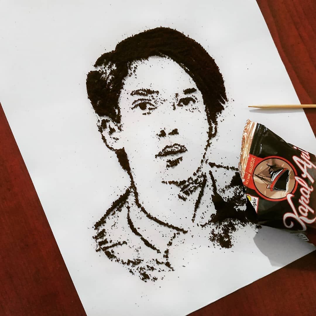 Keren! Seniman Ini Bikin Potret Wajah Jokowi dan Sandiaga Uno dari Kopi Bubuk