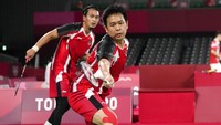 Setelah duel 12 menit di gim ketiga, Hendra/Ahsan menutup kemenangan dengan skor meyakinkan 21-9. AP Photo/Markus Schreiber