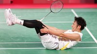 Takeshi Kamura terjatuh saat bertandingan melawan The Daddies. Lintao Zhang/Getty Images