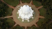 Umumnya, rumah ibadah agama Bahai memiliki 9 pintu yang merupakan simbol keberagaman dan kesatuan agama. Kesembilan agama itu adalah Islam, Kristen, Katolik, Hindu, Buddha, Khonghucu, Bahai, Yahudi, dan Zoroaster. Cameron Spencer/Getty Images 