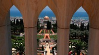 Umat Bahai menyebut Tuhan sesuai dengan nama yang dipercaya masyarakat setempat. Umat boleh menyebutnya sebagai Allah (Arab), God (Inggris), atau Gusti Allah (Jawa). David Silverman/Getty Images