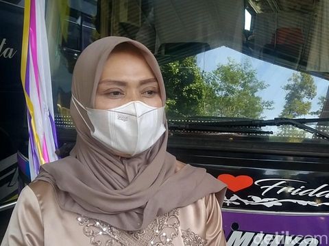 Pasangan di Pekalongan, Menikah di Bus