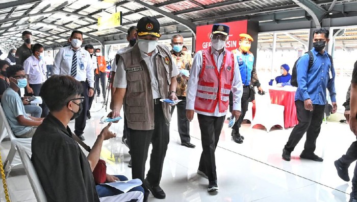 Menteri Perhubungan Budi Karya Sumadi bersama Menteri Koordinator Bidang Pembangunan Manusia dan Kebudayaan (PMK) Muhadjir Effendy meninjau program vaksinasi di Stasiun KRL Jakarta Kota.