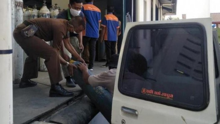 Mobil tahanan Kejari Madiun difungsikan sebagai kendaraan angkut tabung oksigen