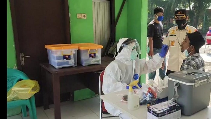 Momen Tukang Bakso di Tes PCR Usai Layani Pasien Corona
