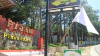 Tempat wisata kawasan Pinus Kajar (Pijar) Desa Kajar, Kecamatan Dawe, Kudus mengibarkan bendera putih. Mereka sudah tutup dua bulan lebih, tapi tidak ada solusi sama sekali. (Dian Utoro Aji/detikcom)