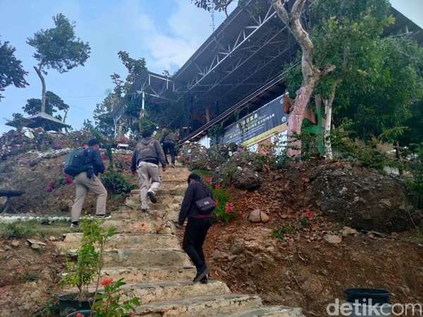 Sejak beberapa hari terakhir, pengelola wisata Gunung Kuniran telah mengiklankan obwis yang sempat hits pada masanya itu untuk dijual kepada siapapun yang berminat. (Jalu Rahman Dewantara/detikcom) Sejak beberapa hari terakhir, pengelola wisata Gunung Kuniran telah mengiklankan obwis yang sempat hits pada masanya itu untuk dijual kepada siapapun yang berminat. (Jalu Rahman Dewantara/detikcom)