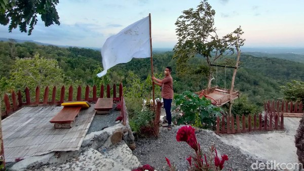 Setelah itu baru menyusul daerah-daerah lainnya. Seperti contohnya pengelola wisata Gunung Kuniran di Kulon Progo ini. Sampai-sampai, separuh lahan wisata ini dijual karena sang pemilik tak kuat lagi menanggung beban. (Jalu Rahman Dewantara/detikcom) Setelah itu baru menyusul daerah-daerah lainnya. Seperti contohnya pengelola wisata Gunung Kuniran di Kulon Progo ini. Sampai-sampai, separuh lahan wisata ini dijual karena sang pemilik tak kuat lagi menanggung beban. (Jalu Rahman Dewantara/detikcom)