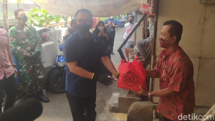 Paspampres membagikan masker dan sembako di kawasan slum area Cideng (Adhyasta Dirgantara/detikcom).