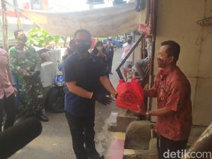 Paspampres Bagi Masker di Slum Area Cideng, Ingatkan Bahaya Klaster Keluarga
