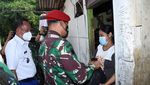 Kopassus Turun Gunung Bagikan Sembako Saat PPKM