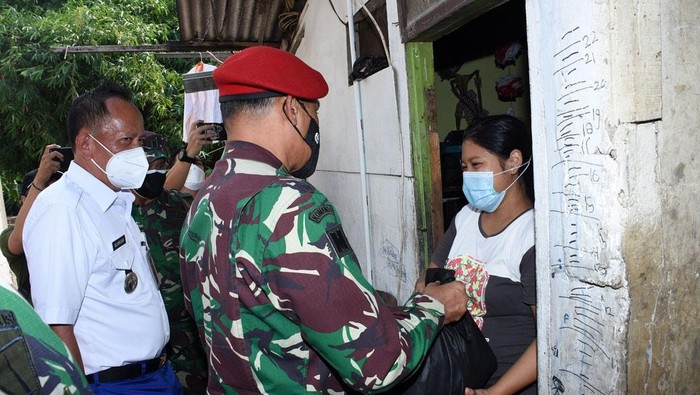 Dalam masa Pemberlakuan Pembatasan Kegiatan Masyarakat ( PPKM) Komando Pasukan Khusus menggelar bakti sosial membagikan ribuan paket sembako dan masker kepada masyarakat terdampak COVID-19 di wilayah desa Binaan Kopassus.