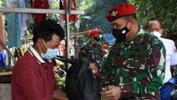Untuk menghindari adanya kerumunan masyarakat, sebanyak 2000 paket sembako dibagikan secara door to door  di wilayah Kelurahan Tanjung Barat, Jagakarsa, Jakarta Selatan dan Kelurahan Rambutan, Ciracas, Jakarta Timur, Rabu (28/7/2021).