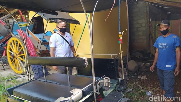 Padahal untuk modal 1 andong tidak sedikit. Harga satu andong bisa mencapai Rp 35 juta untuk 2 roda, sedangkan untuk andong 4 roda bisa mencapai Rp 75 juta. Itu sudah termasuk harga kudanya. (Eko Susanto/detikTravel) Padahal untuk modal 1 andong tidak sedikit. Harga satu andong bisa mencapai Rp 35 juta untuk 2 roda, sedangkan untuk andong 4 roda bisa mencapai Rp 75 juta. Itu sudah termasuk harga kudanya. (Eko Susanto/detikTravel)
