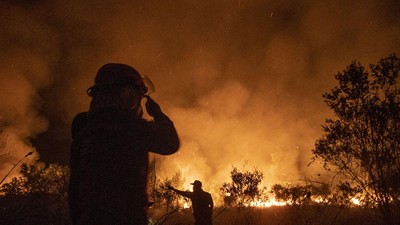 Merah Membara Kobaran Api Bakar Lahan di Ogan Ilir