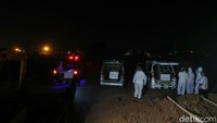 Kendaraan ambulans yang membawa jenazah Corona pun masih terlihat harus antre untuk bisa diturunkan ke liang lahat.