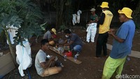 Para petugas makan siang bersama saat jam istirahat. 
