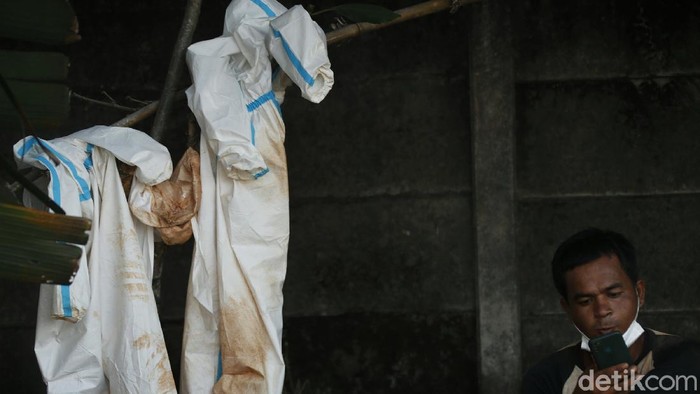 Perjuangan Penggali Kubur Jenazah Corona di TPU Pedurenan Kala Beroperasi 24 Jam TPU Pedurenan, Kecamatan Mustikajaya, Kota Bekasi, Jawa Barat merupakan tempat pemakaman khusus Covid-19 di Kota Bekasi. Belakangan, jumlah orang yang dimakamkan di TPU ini semakin banyak seiring melonjaknya kasus. Akibatnya, Tempat Pemakaman Umum (TPU), harus dibuka 24 jam nonstop, guna menghindari penumpukan jenazah di rumah sakit maupun luar rumah sakit.