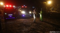 Jumlah penggali kubur yang bertugas pun terbagi dalam dua shift, baik yang berada di pemakaman muslim maupun non muslim.