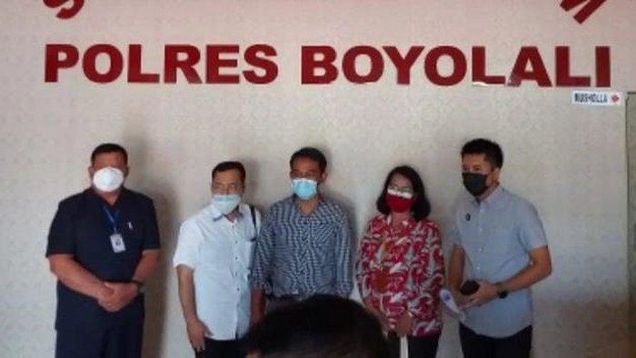 Pers rilis kasus orang mengaku petugas Puskesmas Teras dan minta foto payudara peserta vaksin, di Mapolres Boyolali.