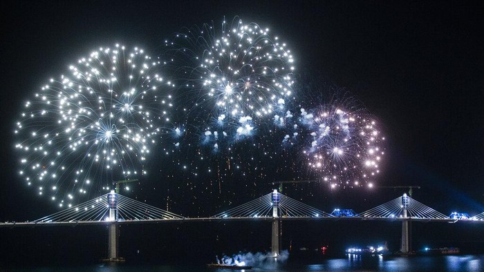 Jembatan Peljesac di Kroasia resmi dibuka pada Rabu 28 Juli 2021. Pembangunan jembatan yang didanai Uni Eropa itu dibangun oleh perusahaan milik negara China.