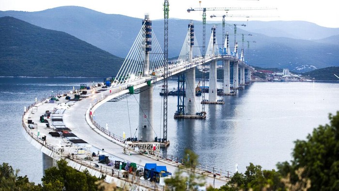 Jembatan Peljesac di Kroasia resmi dibuka pada Rabu 28 Juli 2021. Pembangunan jembatan yang didanai Uni Eropa itu dibangun oleh perusahaan milik negara China.