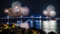 Pesta kembang api memeriahkan pembukaan Jembatan Peljesac.