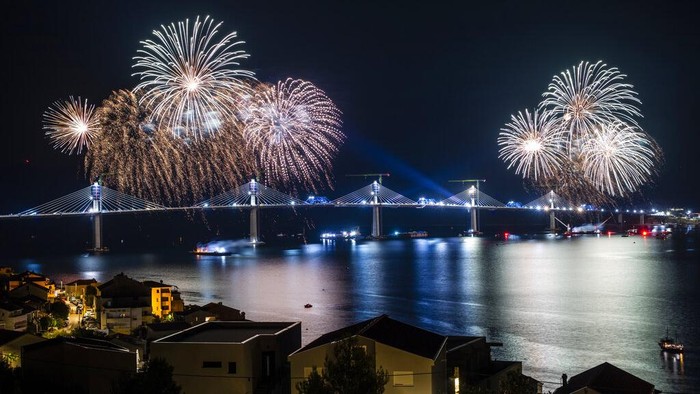 Jembatan Peljesac di Kroasia resmi dibuka pada Rabu 28 Juli 2021. Pembangunan jembatan yang didanai Uni Eropa itu dibangun oleh perusahaan milik negara China.