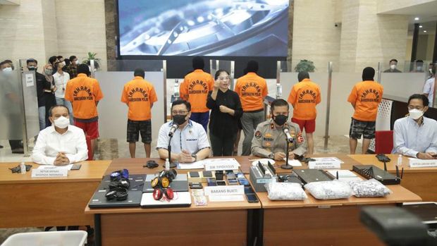 Polri tangkap 8 pelaku pinjol ilegal yang diduga mencemarkan nama baik nasabah, Kamis (29/7/2021).
