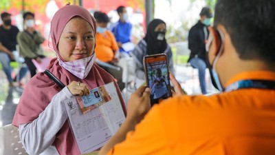 Semringah, Warga Jakarta Terima Bansos Tunai
