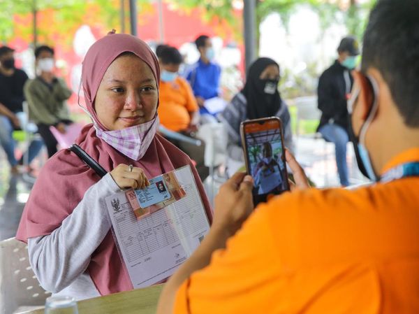 Semringah, Warga Jakarta Terima Bansos Tunai