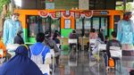 Semringah, Warga Jakarta Terima Bansos Tunai