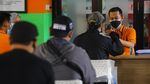 Semringah, Warga Jakarta Terima Bansos Tunai